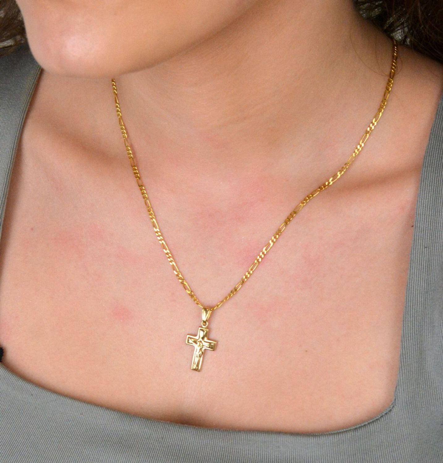 Złota zawieszka krzyżyk z wizerunkiem Jezusa próba 333, ZA 3845A. Złoty krzyżyk na prezent to wyjątkowy wybór, który może mieć głębokie znaczenie. Złota zawieszka próba 333. 1.jpg